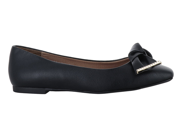Zapato plano negro para mujer con moño y detalle metálico dorado en la parte frontal.