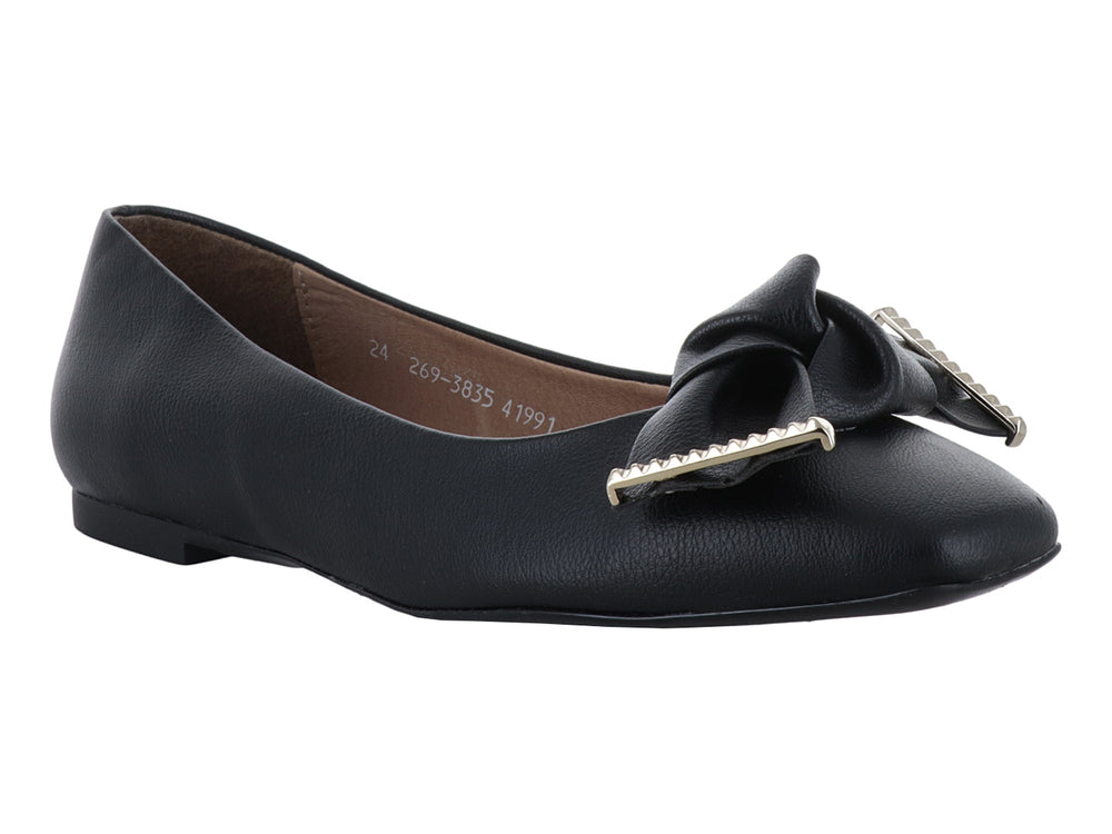 Zapato plano negro para mujer con moño y detalle metálico dorado en la parte frontal.