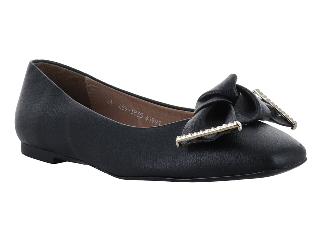Zapato plano negro para mujer con moño y detalle metálico dorado en la parte frontal.