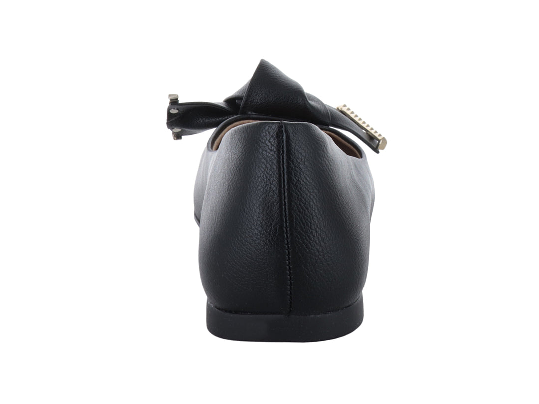 Zapato plano negro para mujer con moño y detalle metálico dorado en la parte frontal.