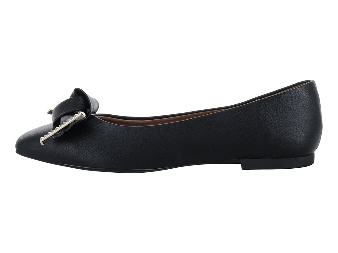 Zapato plano negro para mujer con moño y detalle metálico dorado en la parte frontal.