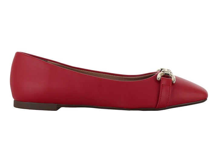 Zapato plano color rojo con detalle de hebilla plateada en la parte superior.