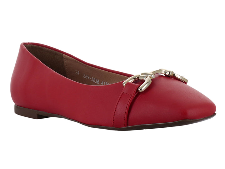 Zapato plano color rojo con detalle de hebilla plateada en la parte superior.