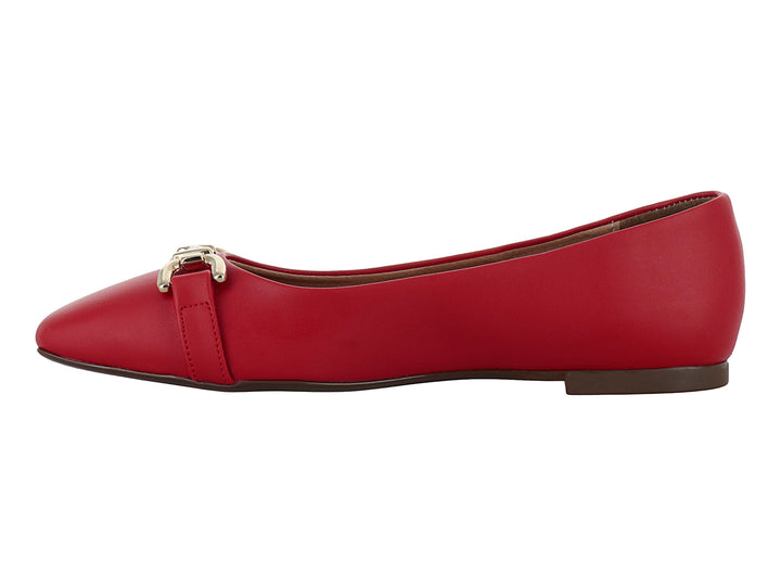 Zapato plano color rojo con detalle de hebilla plateada en la parte superior.