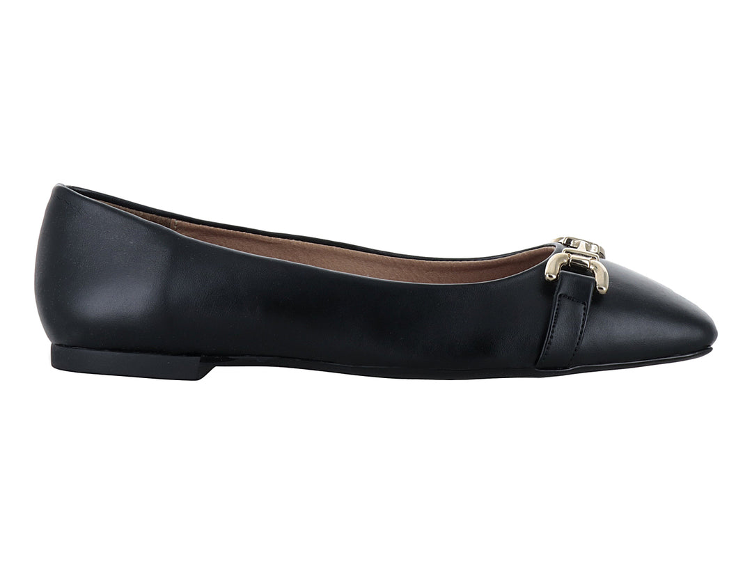 Zapato plano de cuero negro con detalle de hebilla dorada en la parte superior.