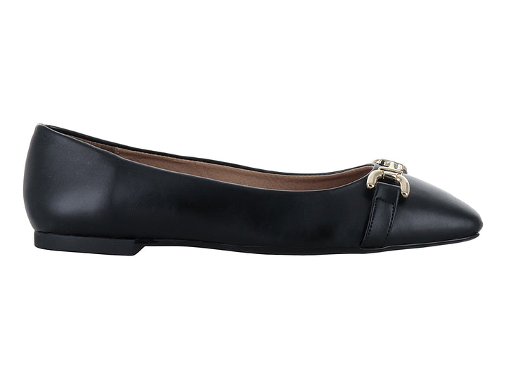 Zapato plano de cuero negro con detalle de hebilla dorada en la parte superior.