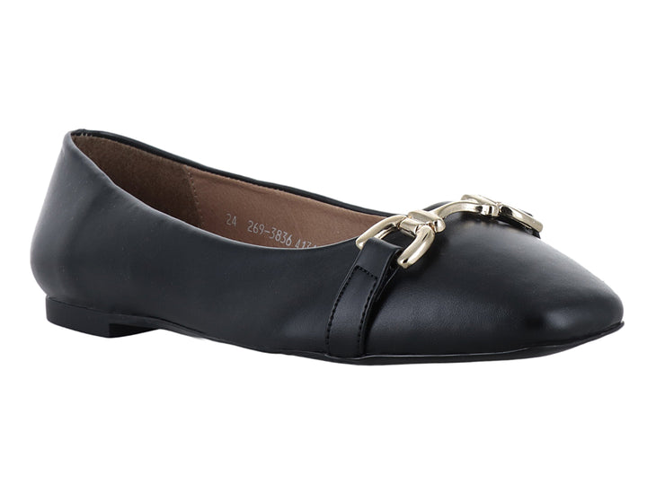 Zapato plano de cuero negro con detalle de hebilla dorada en la parte superior.