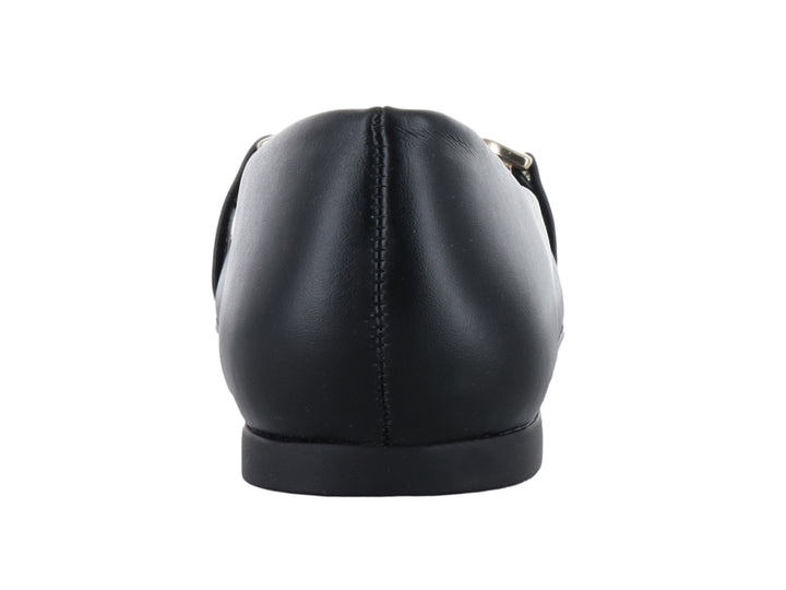 Zapato plano de cuero negro con detalle de hebilla dorada en la parte superior.