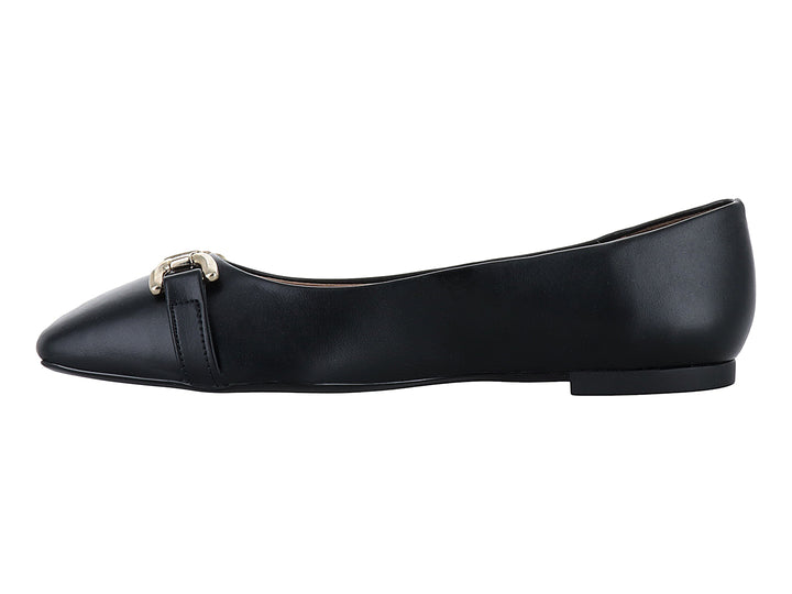 Zapato plano de cuero negro con detalle de hebilla dorada en la parte superior.