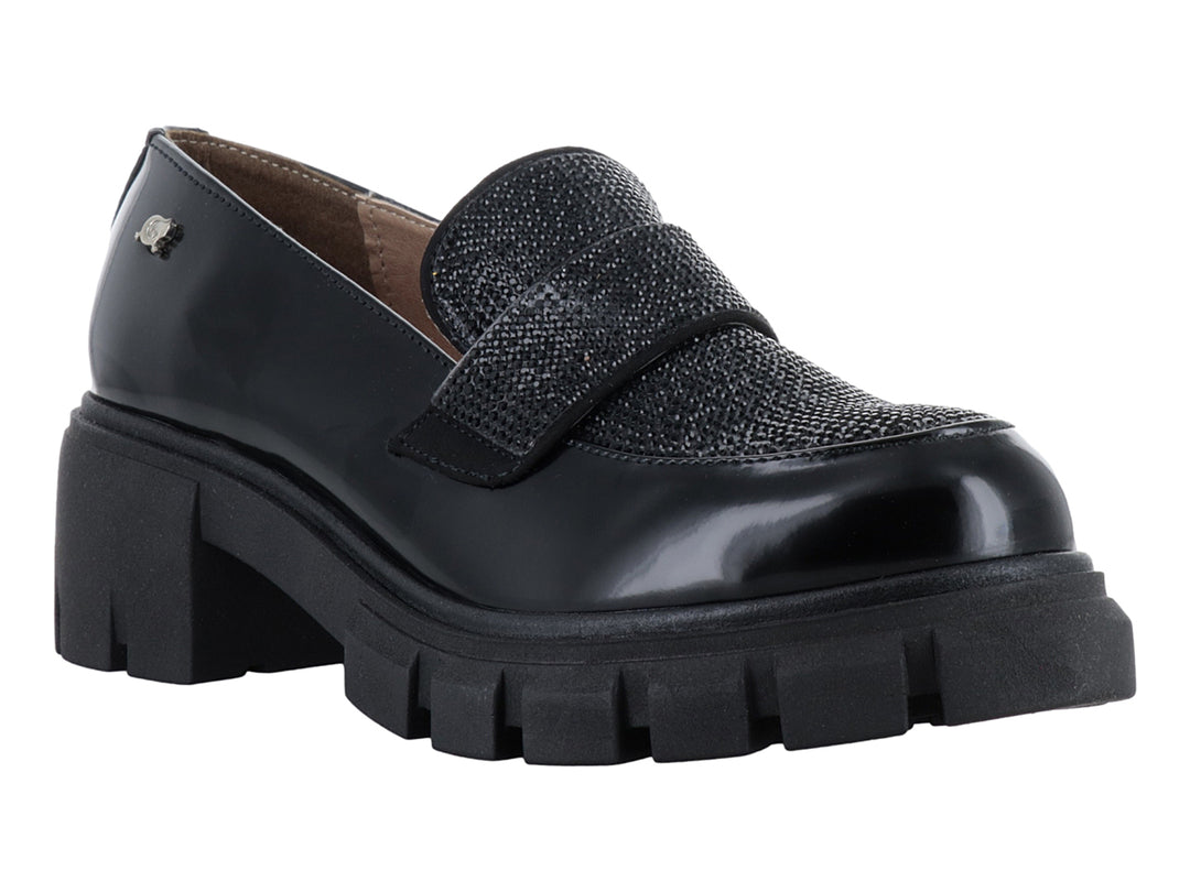 Mocasín negro de plataforma con correa de piedras brillantes y suela track.