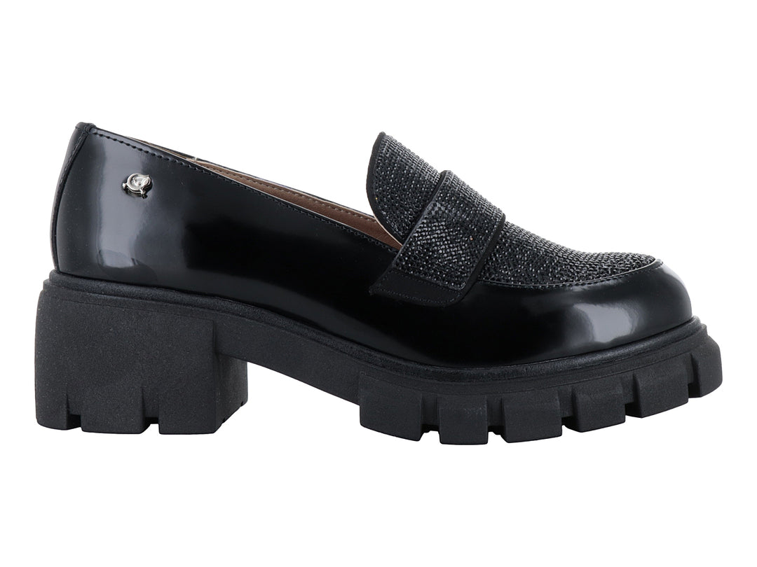 Mocasín negro de plataforma con correa de piedras brillantes y suela track.