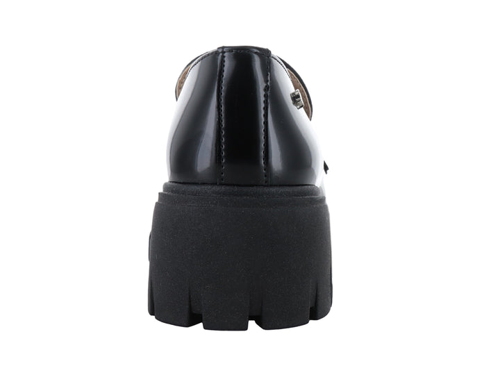 Mocasín negro de plataforma con correa de piedras brillantes y suela track.