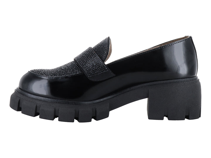 Mocasín negro de plataforma con correa de piedras brillantes y suela track.