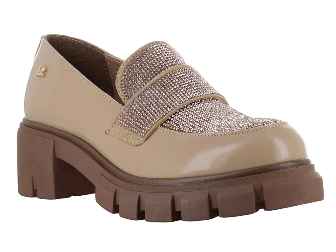 Zapato beige de tacón grueso y plataforma con banda frontal decorada con pedrería brillante color oro.