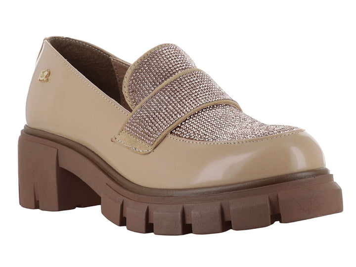 Zapato beige de tacón grueso y plataforma con banda frontal decorada con pedrería brillante color oro.