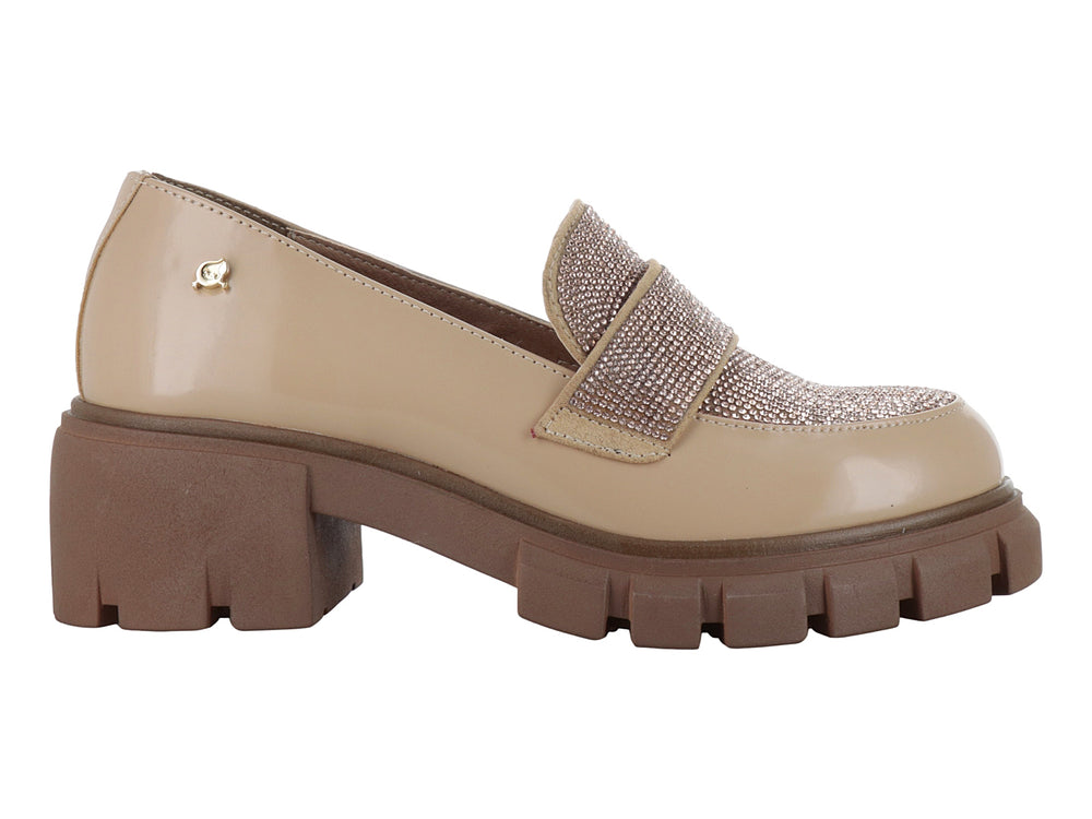 Zapato beige de tacón grueso y plataforma con banda frontal decorada con pedrería brillante color oro.
