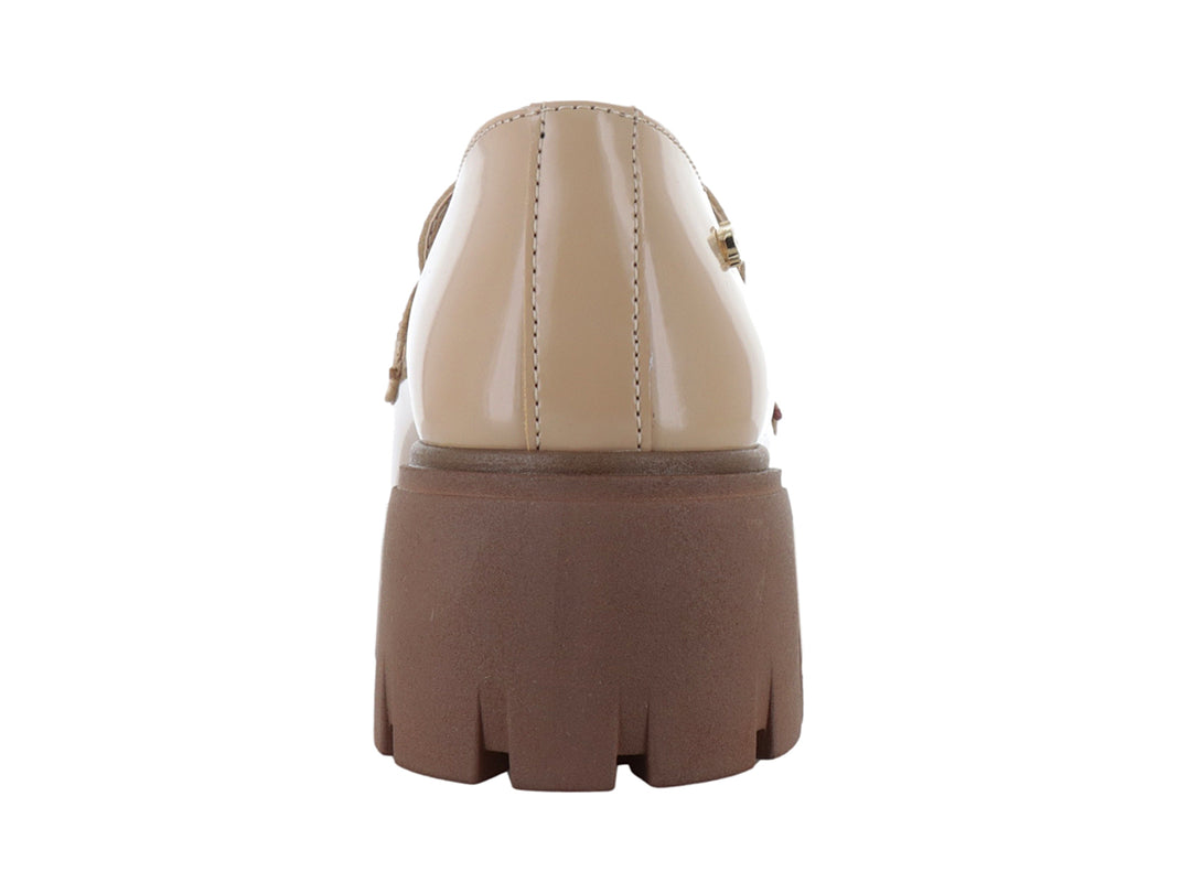 Zapato beige de tacón grueso y plataforma con banda frontal decorada con pedrería brillante color oro.
