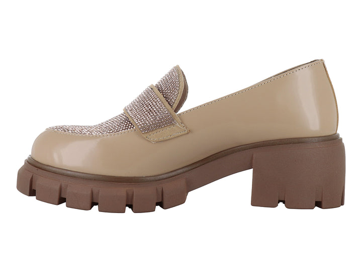 Zapato beige de tacón grueso y plataforma con banda frontal decorada con pedrería brillante color oro.