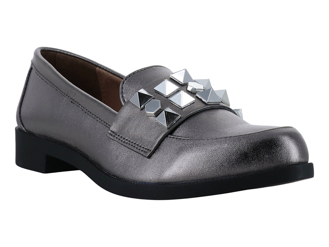 Zapato mocasín color gris metálico con tachuelas decorativas y suela negra.