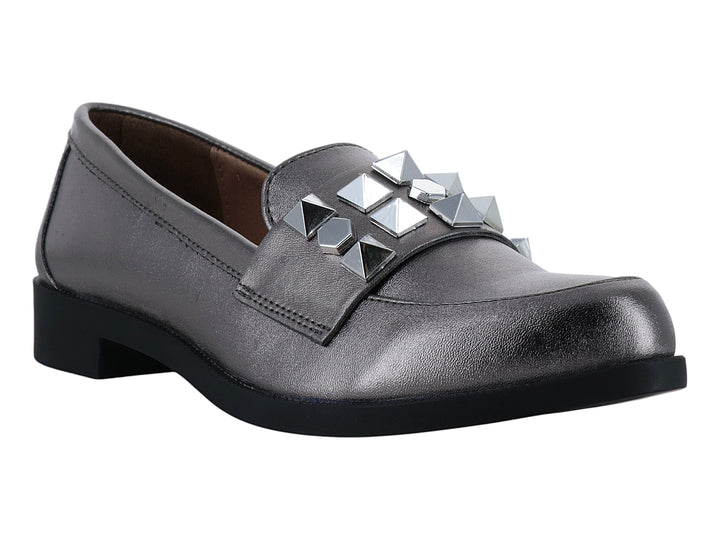 Zapato mocasín color gris metálico con tachuelas decorativas y suela negra.