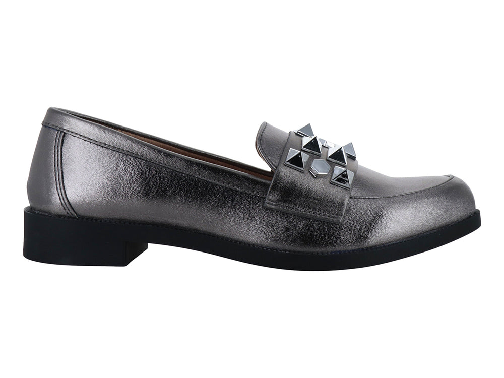 Zapato mocasín color gris metálico con tachuelas decorativas y suela negra.