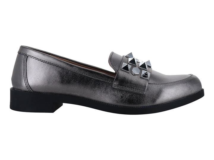 Zapato mocasín color gris metálico con tachuelas decorativas y suela negra.