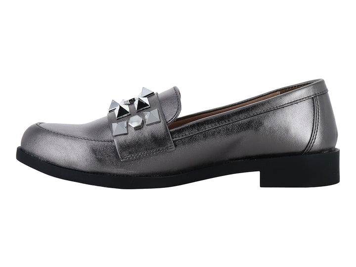 Zapato mocasín color gris metálico con tachuelas decorativas y suela negra.