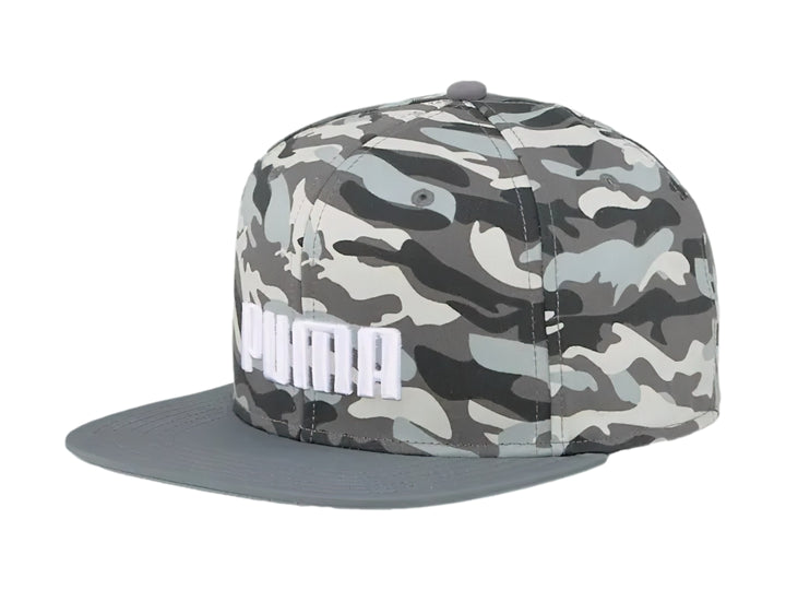 Gorra PUMA de visera plana con estampado de camuflaje en tonos grises y logotipo blanco frontal.