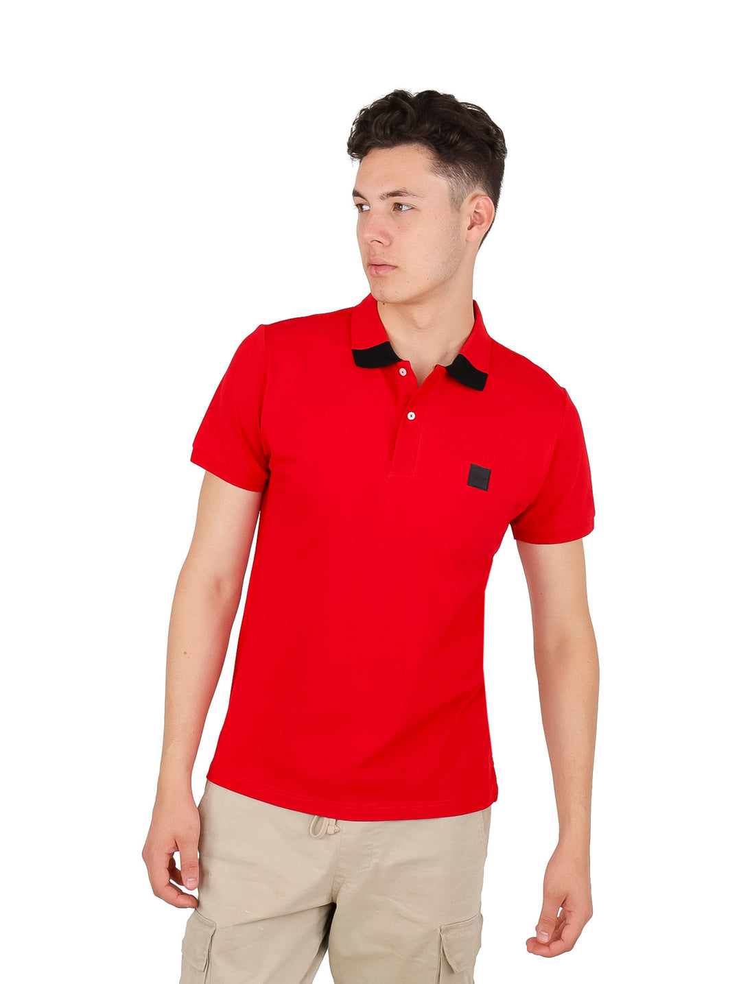 Hombre vistiendo playera polo color rojo con cuello negro.