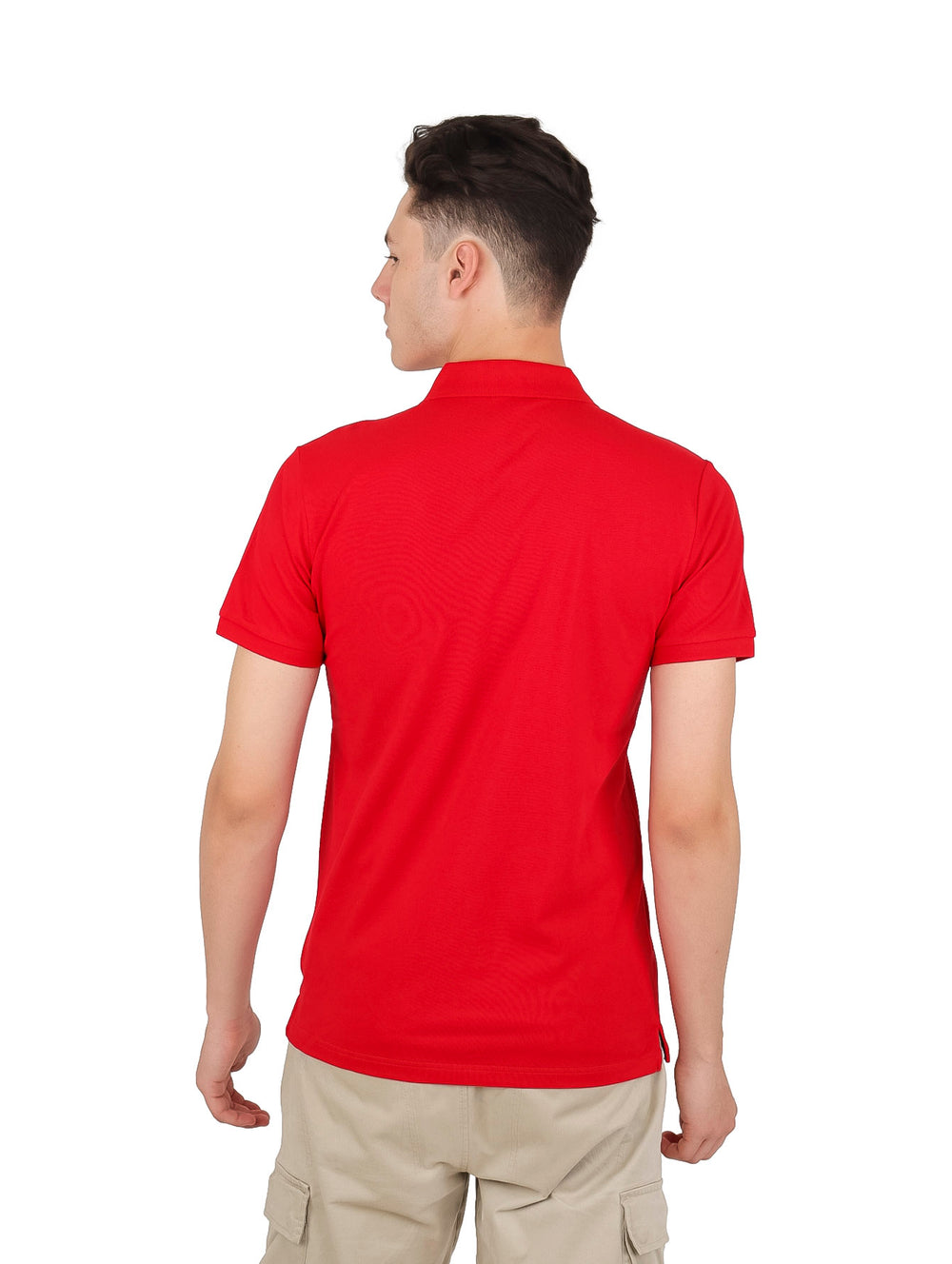 Hombre vistiendo playera polo color rojo con cuello negro.