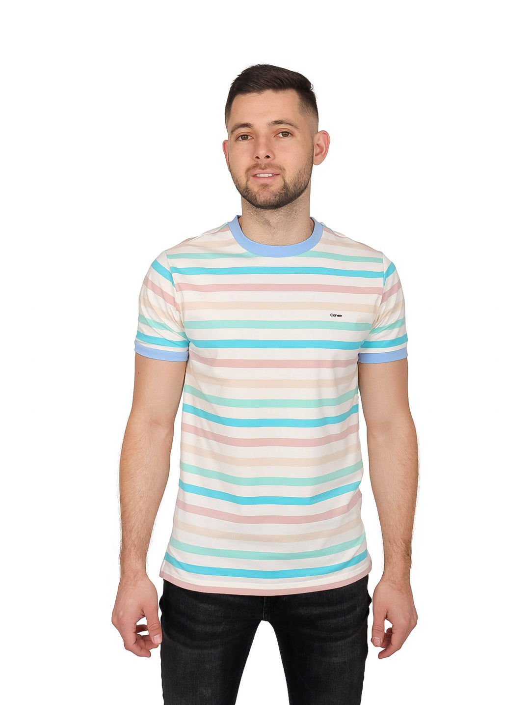 Hombre vistiendo playera de manga corta con rayas horizontales en tonos pastel.