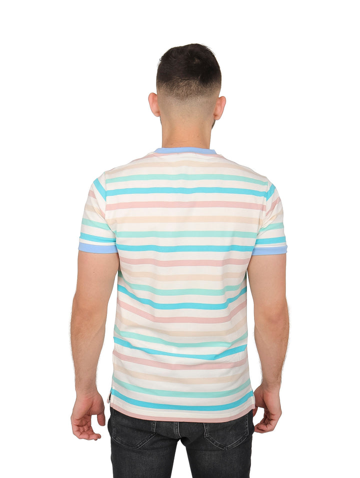 Hombre vistiendo playera de manga corta con rayas horizontales en tonos pastel.