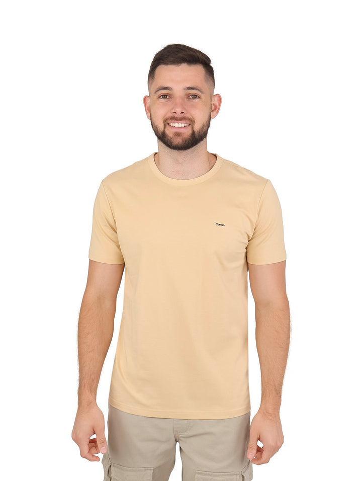 Hombre vistiendo una playera Carven de color sahara con cuello redondo y manga corta.