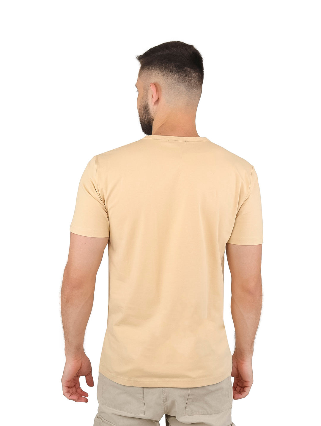 Hombre vistiendo una playera Carven de color sahara con cuello redondo y manga corta.