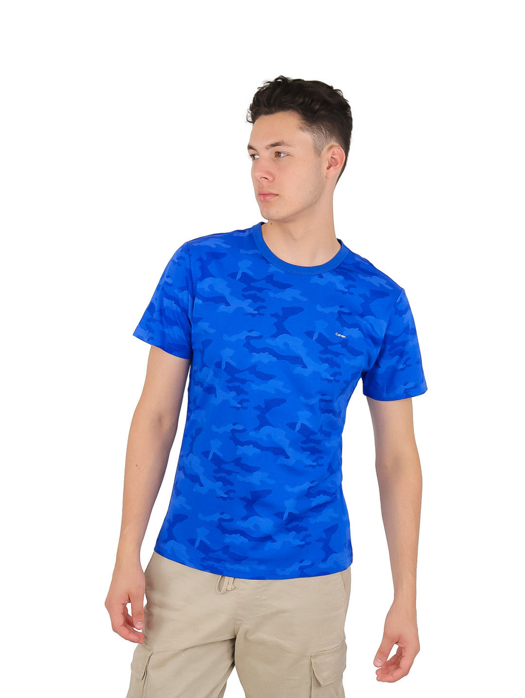 Hombre vistiendo playera azul royal con estampado de camuflaje y cuello redondo.