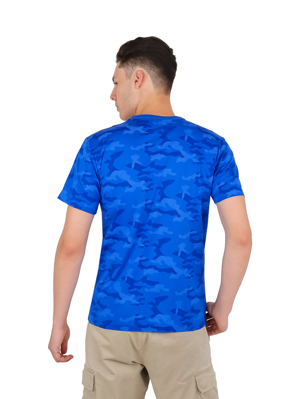 Hombre vistiendo playera azul royal con estampado de camuflaje y cuello redondo.