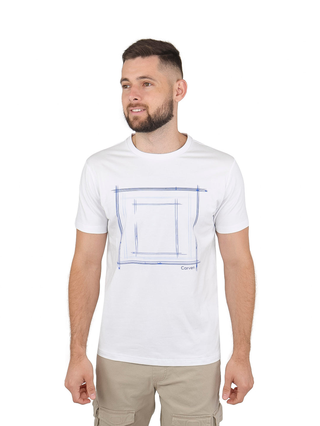 Hombre vistiendo playera blanca de manga corta con un estampado lineal azul en el pecho.
