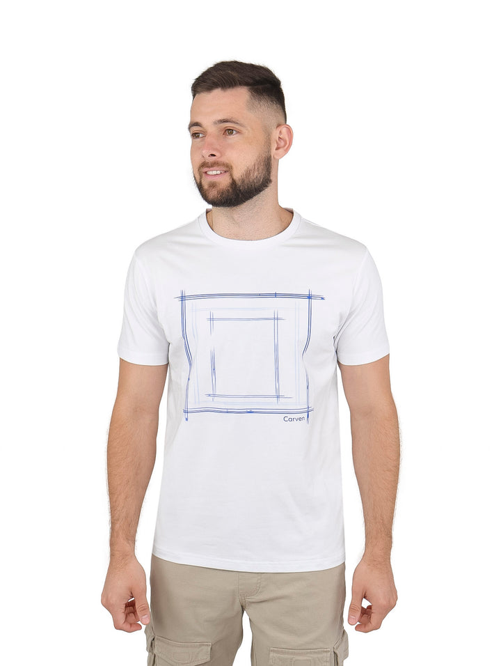 Hombre vistiendo playera blanca de manga corta con un estampado lineal azul en el pecho.