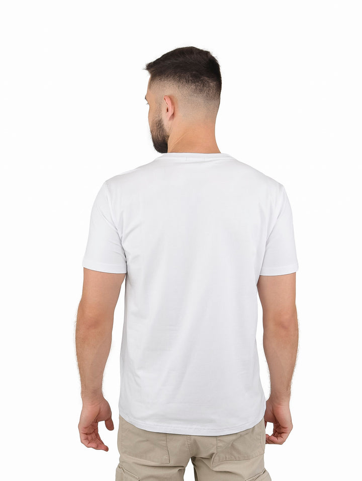 Hombre vistiendo playera blanca de manga corta con un estampado lineal azul en el pecho.