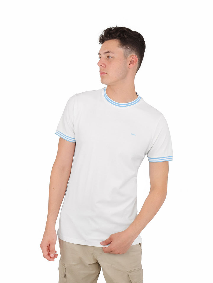Hombre vistiendo playera blanca de manga corta con detalles en azul claro en el cuello y los puños.