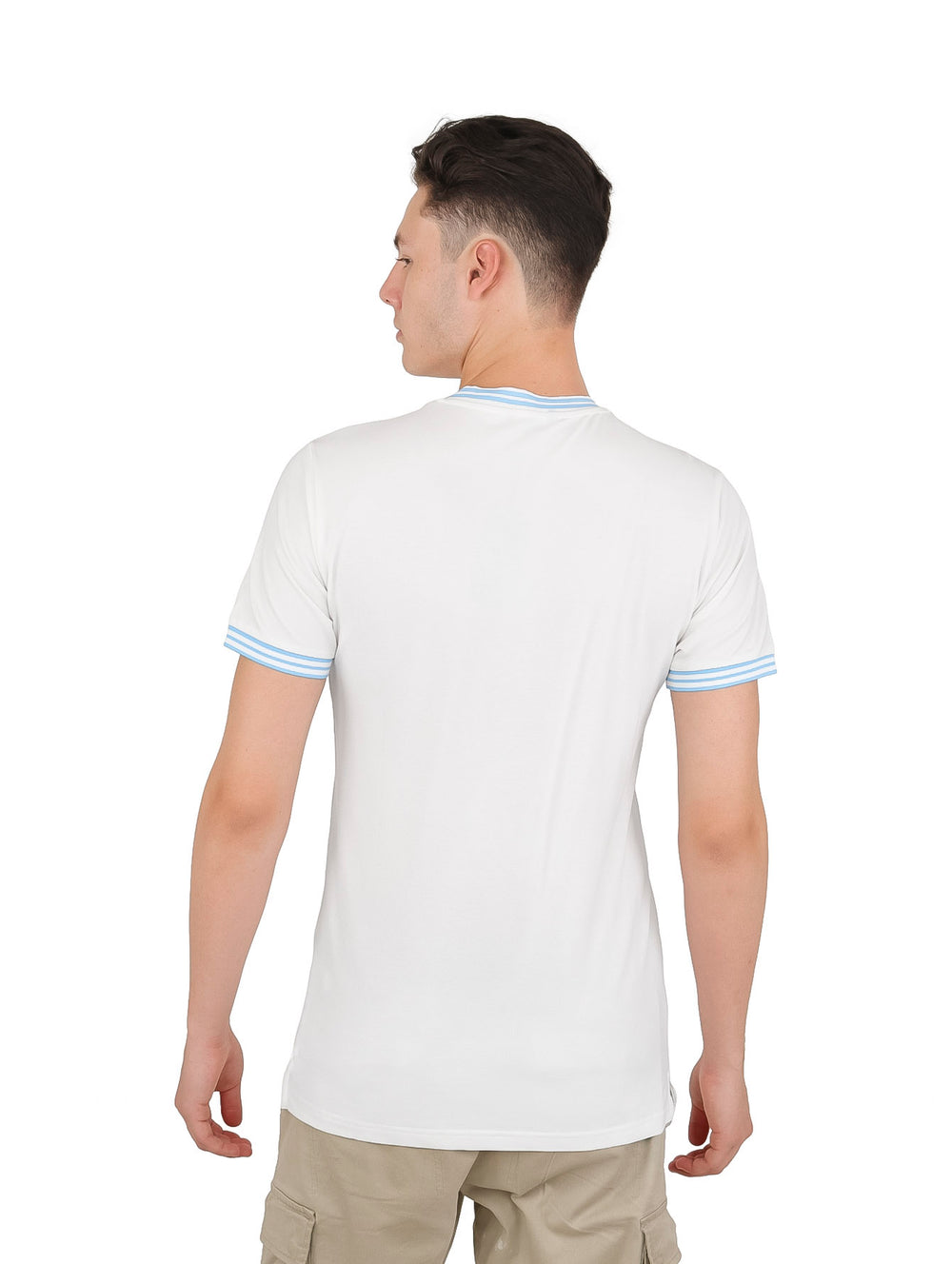 Hombre vistiendo playera blanca de manga corta con detalles en azul claro en el cuello y los puños.