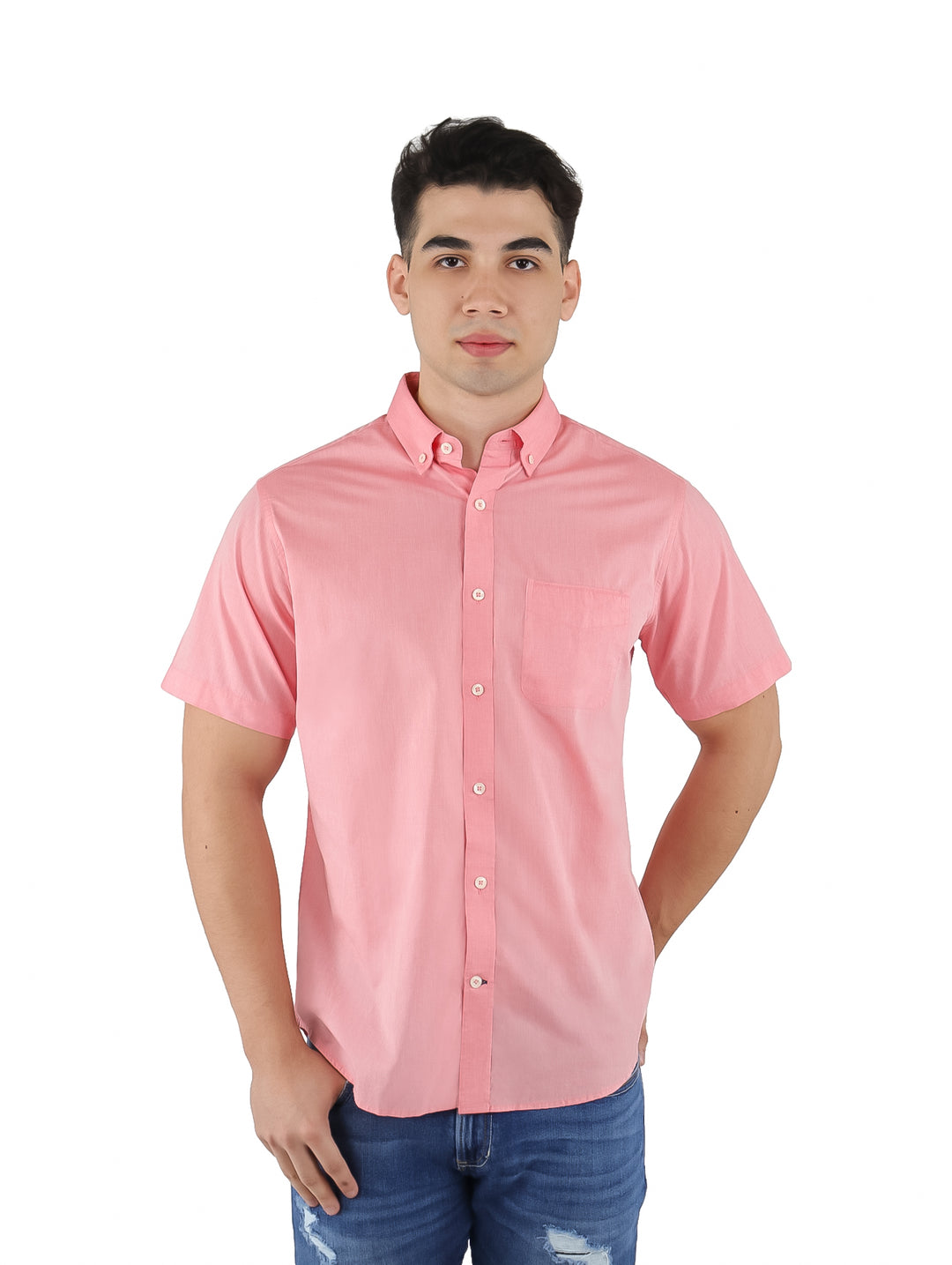 Hombre vistiendo una camisa de manga corta color melón con botones y un bolsillo en el pecho.