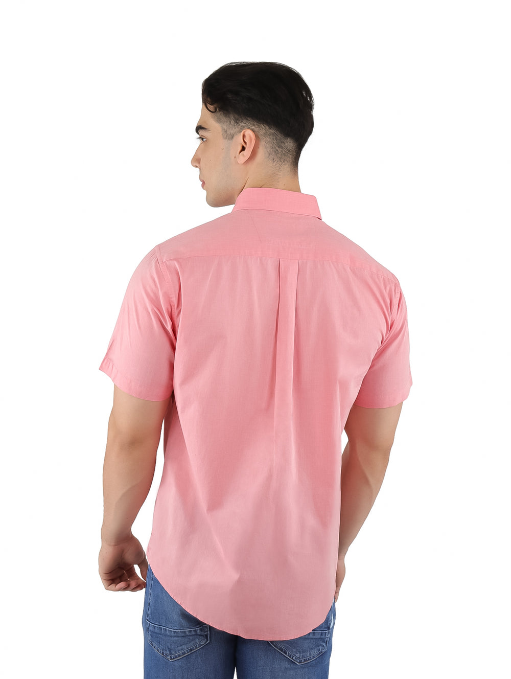 Hombre vistiendo una camisa de manga corta color melón con botones y un bolsillo en el pecho.