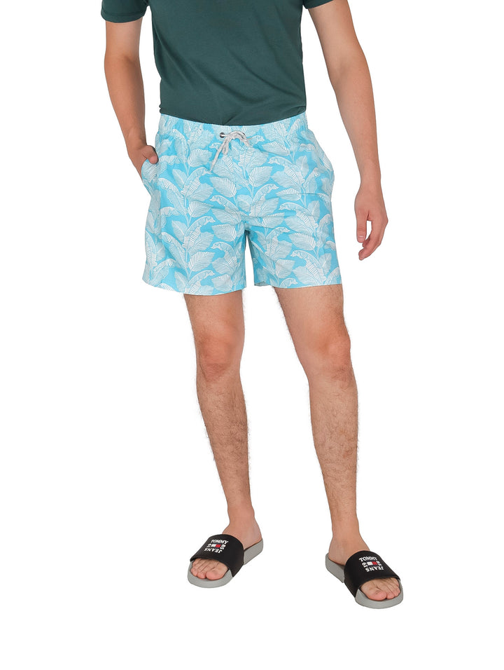 Traje de baño corto para hombre color azul con estampado de hojas blancas.