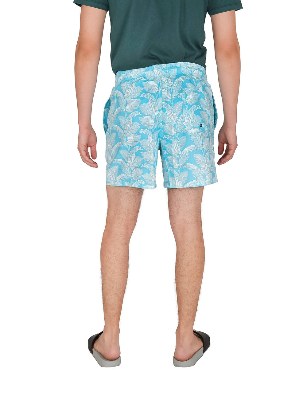 Traje de baño corto para hombre color azul con estampado de hojas blancas.