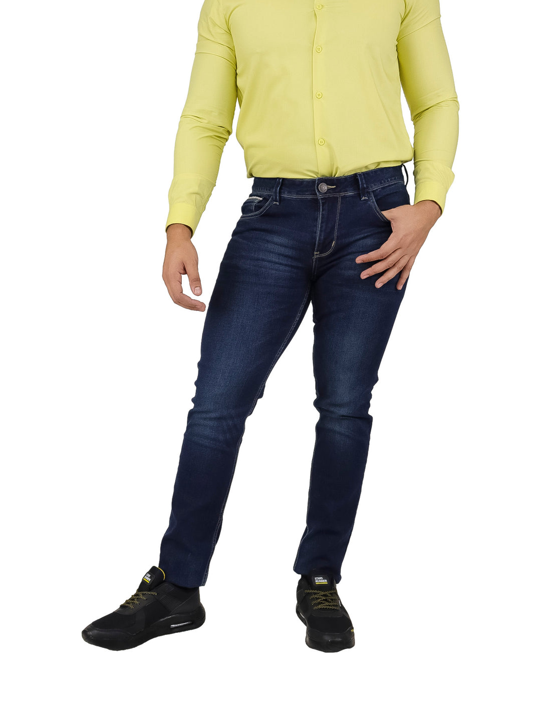 Hombre vistiendo pantalones jeans CARVEN en color indigo.