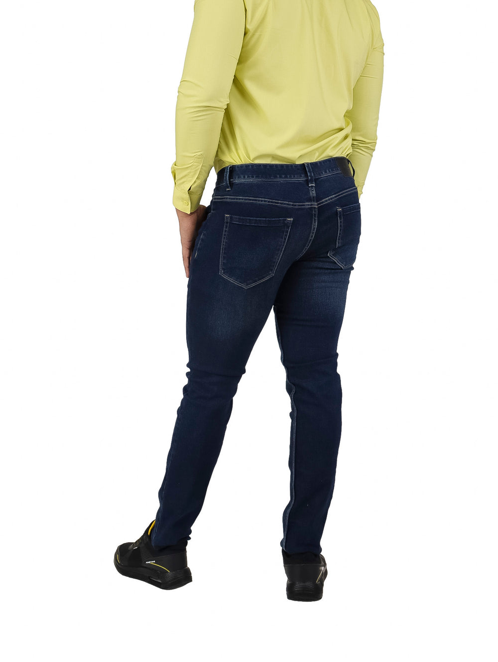 Hombre vistiendo pantalones jeans CARVEN en color indigo.