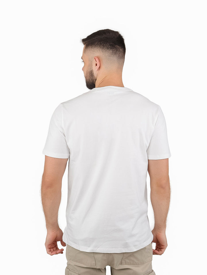 Hombre vistiendo playera blanca de manga corta con diseño de líneas negras y rojas y logo DKNY.