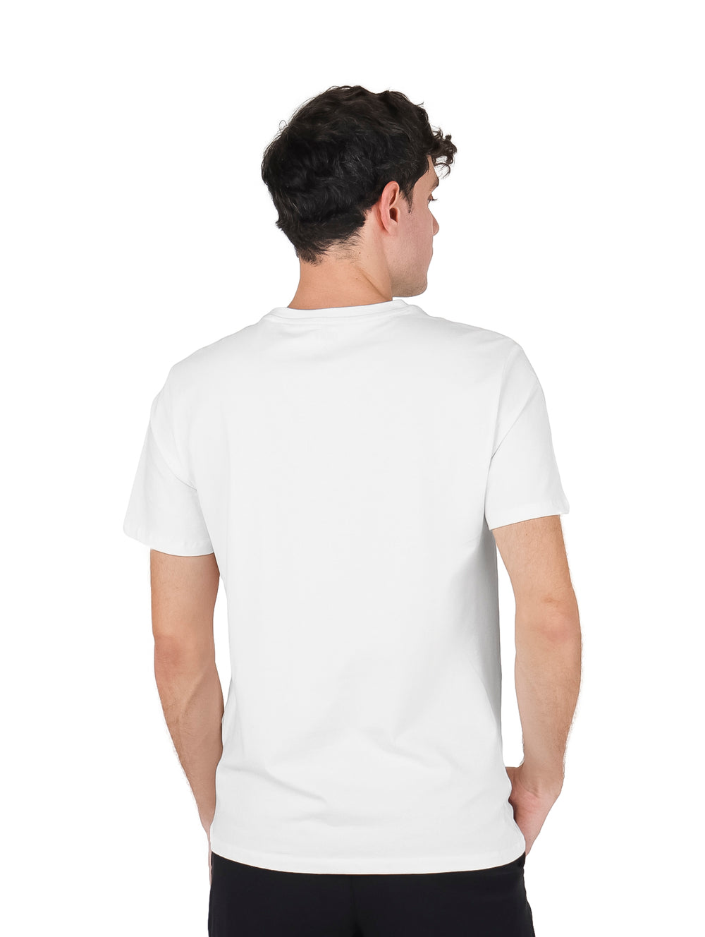 Hombre vistiendo playera blanca de manga corta con estampado gráfico de DKNY en el frente.