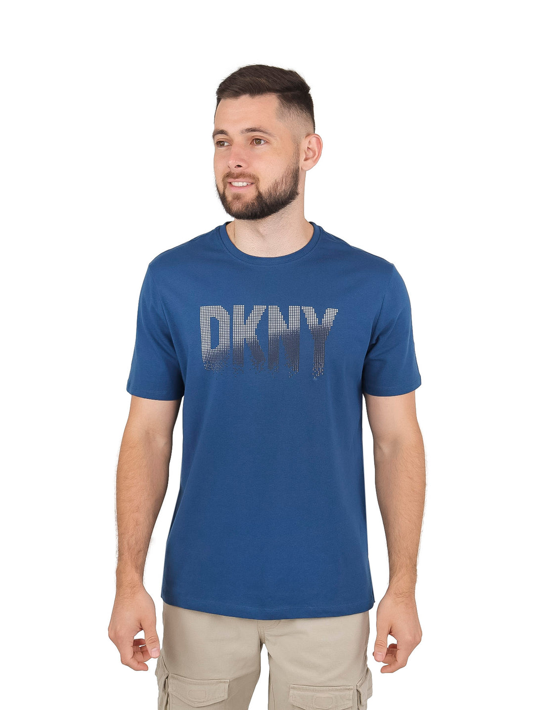 Hombre vistiendo playera azul de manga corta con logotipo DKNY en el pecho.
